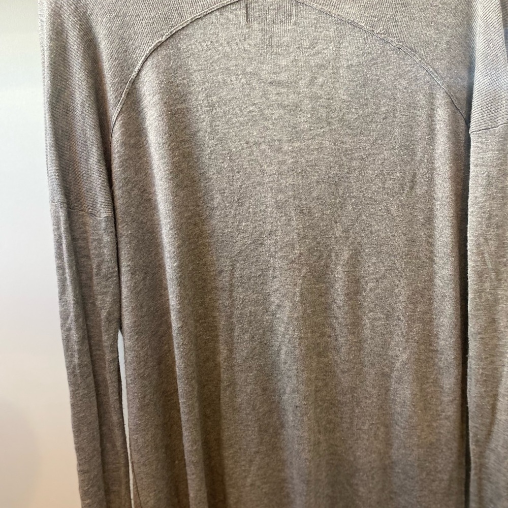 Oversized grey knit. A deep “V” in the front. - Picture 3 of 3